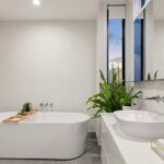 Cách vệ sinh bồn cầu, lavabo và vòi sen để luôn sáng sạch